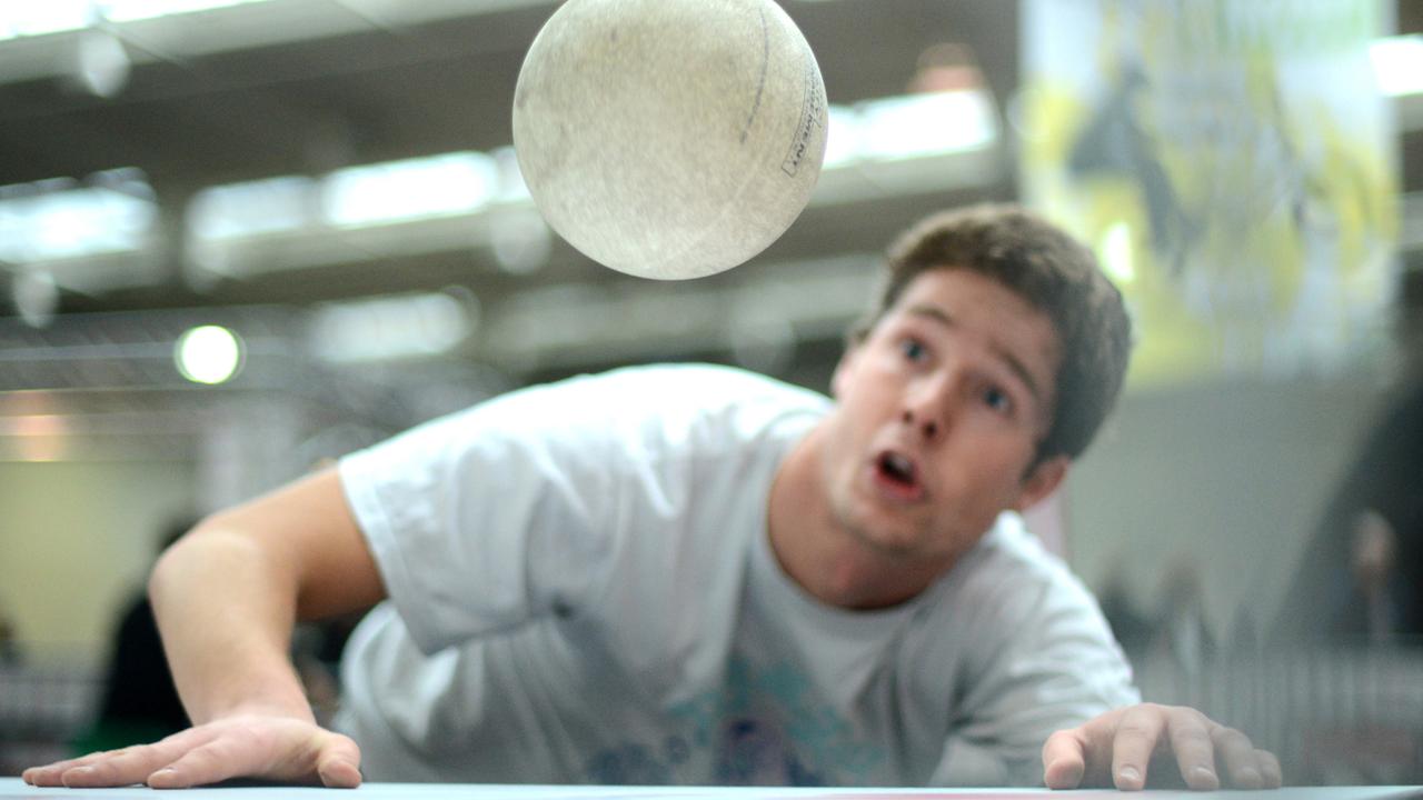 Inzwischen zur Trendsportart geworden: "Headis". Ähnlich wie Tischtennis wird sich bei "Headis" ein weicher Plastikball zugespielt - statt eines Schlägers kommt der eigene Kopf zum Einsatz. Inzwischen zur Trendsportart geworden: "Headis". Ähnlich wie Tischtennis wird sich bei "Headis" ein weicher Plastikball zugespielt - statt eines Schlägers kommt der eigene Kopf zum Einsatz.
