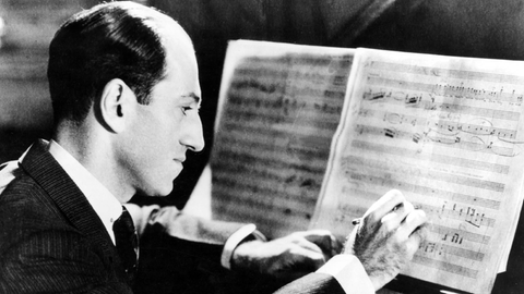 Der Komponist George Gershwin beim Arbeiten am Klavier ca. 1930