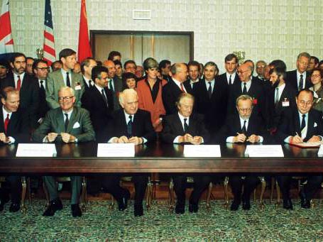 Unterzeichnung des Zwei-plus-Vier-Vertrags in Moskau, v.l.n.r.: James Baker (USA), Douglas Hurd (Großbritannien), Eduard Schewardnadze (UdSSR), Roland Dumas (Frankreich), Lothar de Maizière (DDR), Hans-Dietrich Genscher (BRD) Unterzeichnung des Zwei-plus-Vier-Vertrags in Moskau, v.l.n.r.: James Baker (USA), Douglas Hurd (Großbritannien), Eduard Schewardnadze (UdSSR), Roland Dumas (Frankreich), Lothar de Maizière (DDR), Hans-Dietrich Genscher (BRD)