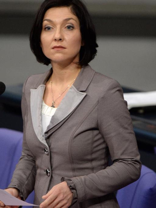 Die Staatssekretärin im Auswärtigen Amt, Katherina Reiche (CDU), spricht am 15.01.2014 im Bundestag in Berlin während der Befragung der Bundesregierung.