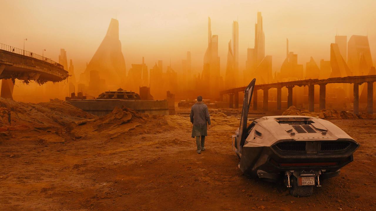 Szene aus dem Film "Blade Runner 2049" von Denis Villeneuve Szene aus dem Film "Blade Runner 2049" von Denis Villeneuve
