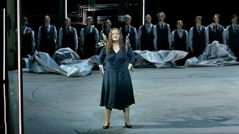Senta (Ricarda Mebeth) sieht der Rettung "ihres Holländers" entgegen, im Hintergrund die Herren des Festspielchores Senta (Ricarda Mebeth) sieht der Rettung "ihres Holländers" entgegen, im Hintergrund die Herren des Festspielchores