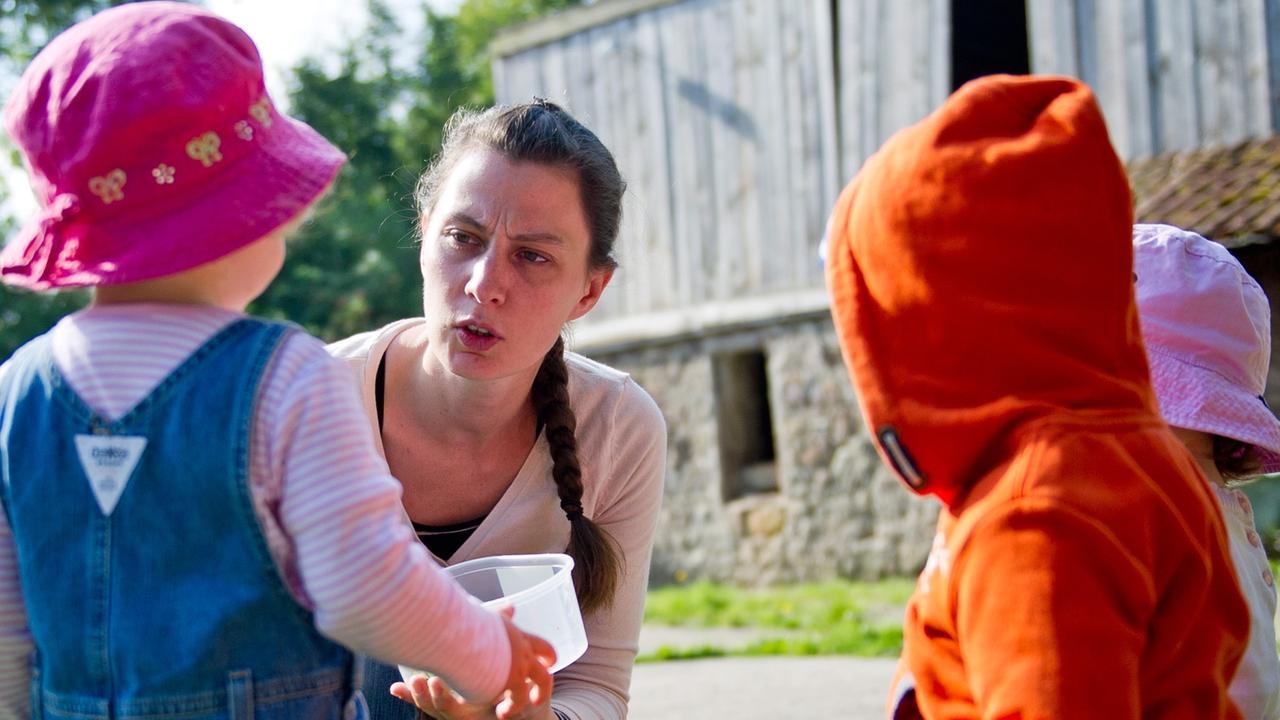 Ein Frau spricht mit ihren Kindern. Ein Frau spricht mit ihren Kindern.