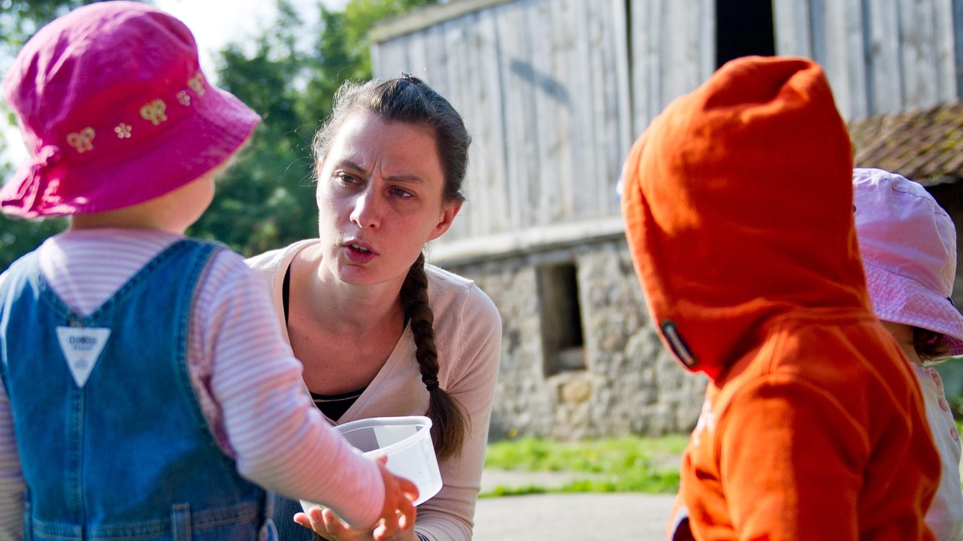 Ein Frau spricht mit ihren Kindern. Ein Frau spricht mit ihren Kindern.