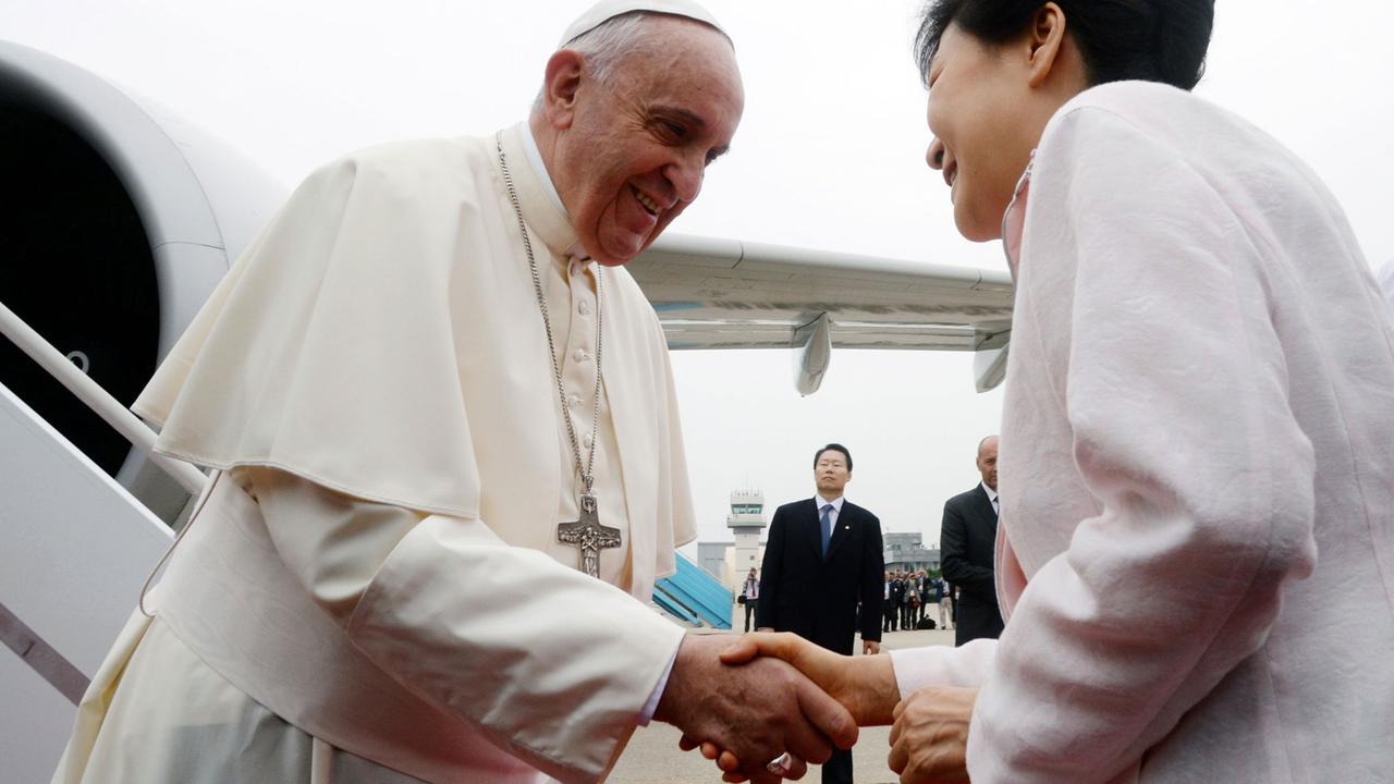 Südkoreas Präsidentin Park Geun-Hye begrüßt Papst Franziskus nach seiner Ankunft auf einem Flughafen in Seongnam, südlich der südkoreanischen Hauptstadt Seoul. Südkoreas Präsidentin Park Geun-Hye begrüßt Papst Franziskus nach seiner Ankunft auf einem Flughafen in Seongnam, südlich der südkoreanischen Hauptstadt Seoul.