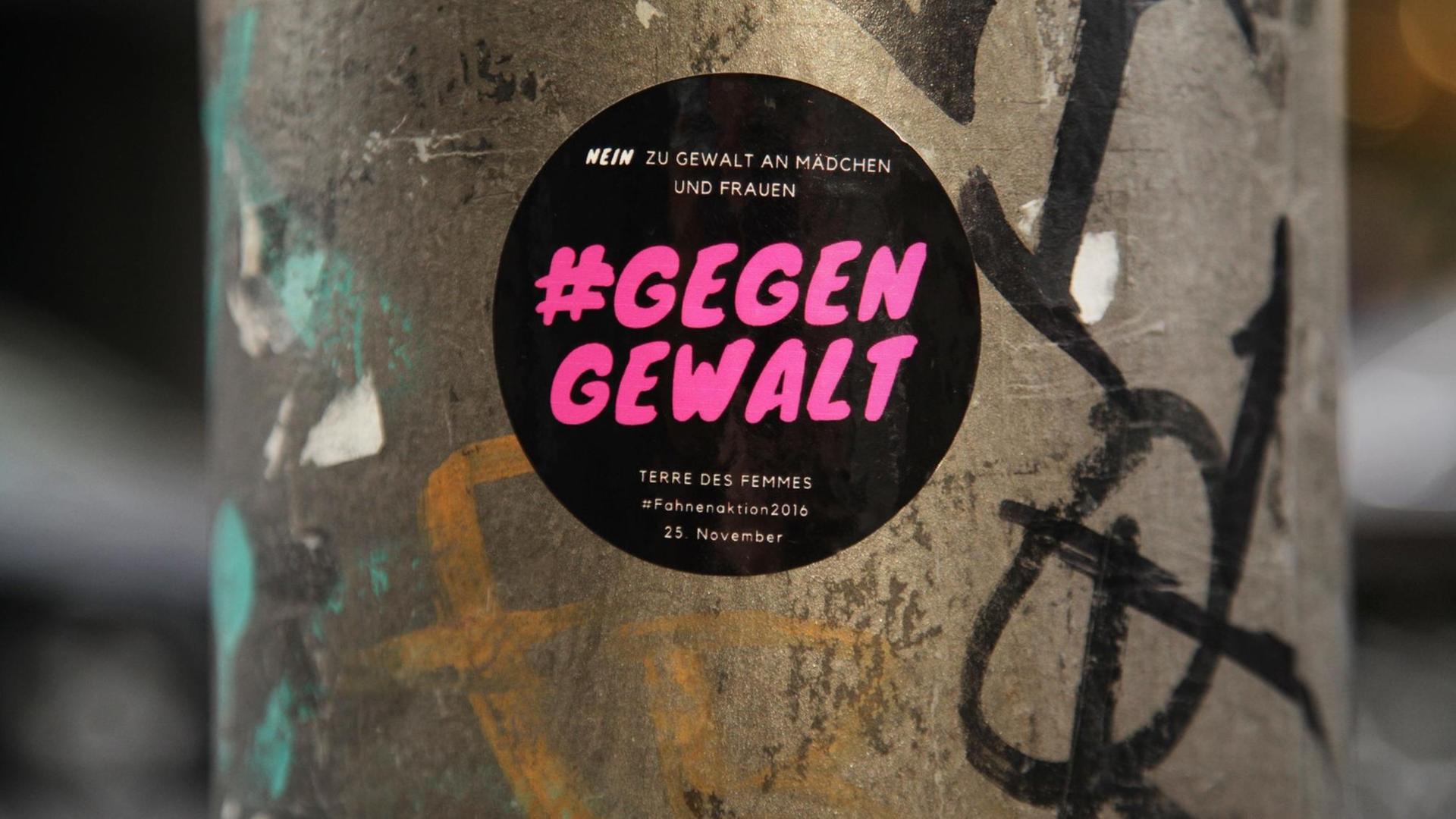 "Nein zu Gewalt an Frauen und Mädchen #Gegen Gewalt" steht auf einem Aufkleber auf einer Straßenlaterne. "Nein zu Gewalt an Frauen und Mädchen #Gegen Gewalt" steht auf einem Aufkleber auf einer Straßenlaterne.