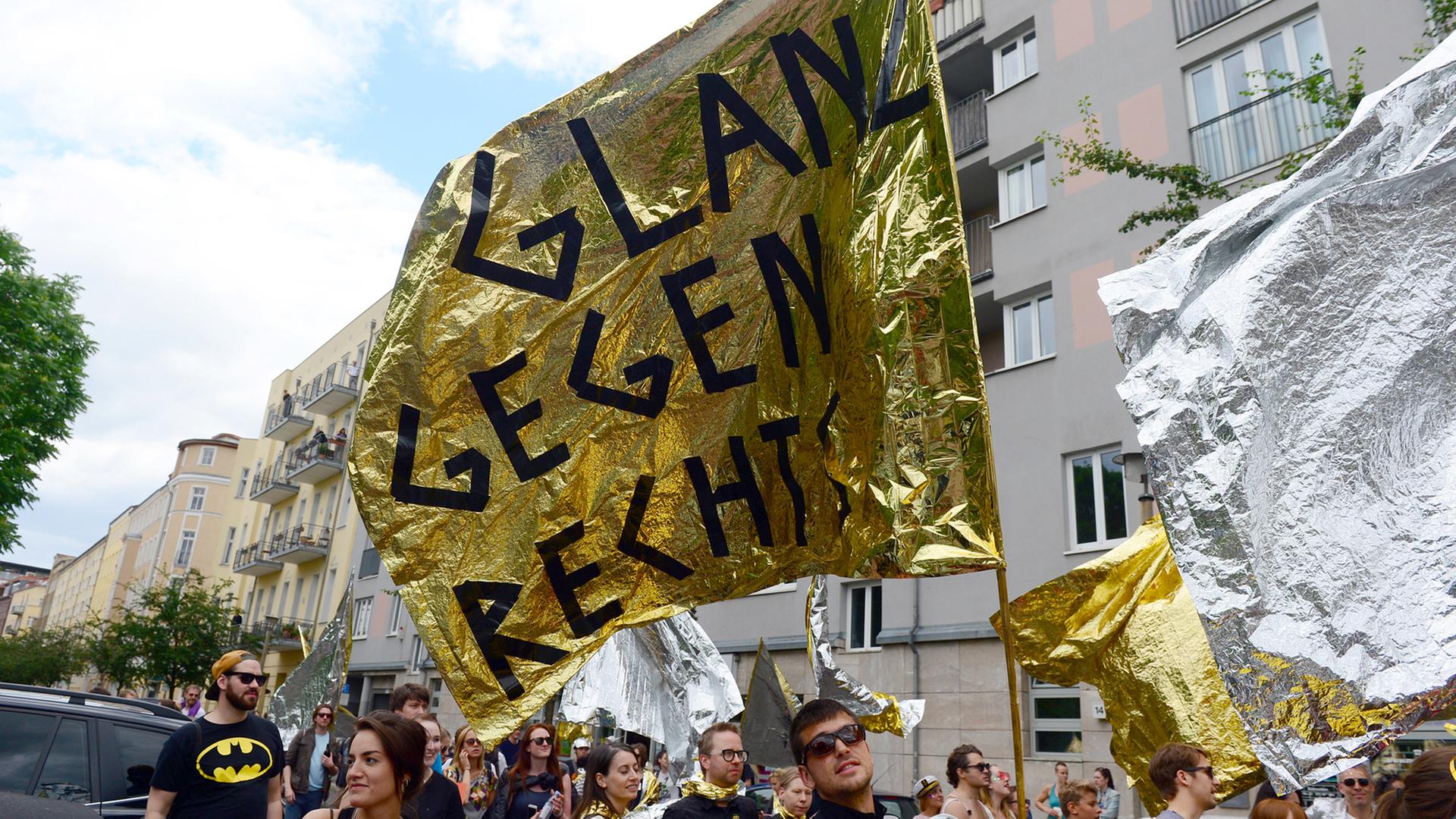 Mit Fahnen aus goldener und silberner Folie demonstrierten am 17. Juni 2017 in Berlin Kulturschaffende gegen Nazis. Das Motto der Demonstration: "Glänzend gegen Nazis". Am 27. Mai 2018 rufen sie erneut zu einer "Glänzenden Demonstration auf" - gegen die AfD Mit Fahnen aus goldener und silberner Folie demonstrierten am 17. Juni 2017 in Berlin Kulturschaffende gegen Nazis. Das Motto der Demonstration: "Glänzend gegen Nazis". Am 27. Mai 2018 rufen sie erneut zu einer "Glänzenden Demonstration auf" - gegen die AfD