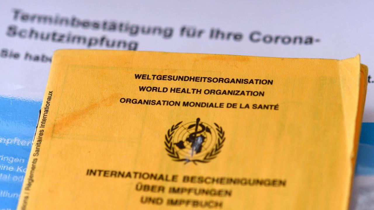 Terminbestaetigung für eine Coronaimpfung und Impfpass. Foto: Winfried Rothermel Terminbestaetigung für eine Coronaimpfung und Impfpass. Foto: Winfried Rothermel