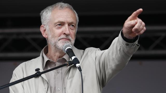 Der Labour-Abgeordnete Jeremy Corbyn spricht zu seinen Anhängern während eines Protestmarsches gegen die britische Regierung in London.