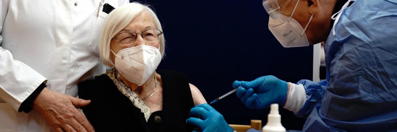 Die 101-jährige Gertrud Haase wird in einem Pflegeheim in Berlin gegen das Coronavirus geimpft. Die 101-jährige Gertrud Haase wird in einem Pflegeheim in Berlin gegen das Coronavirus geimpft.