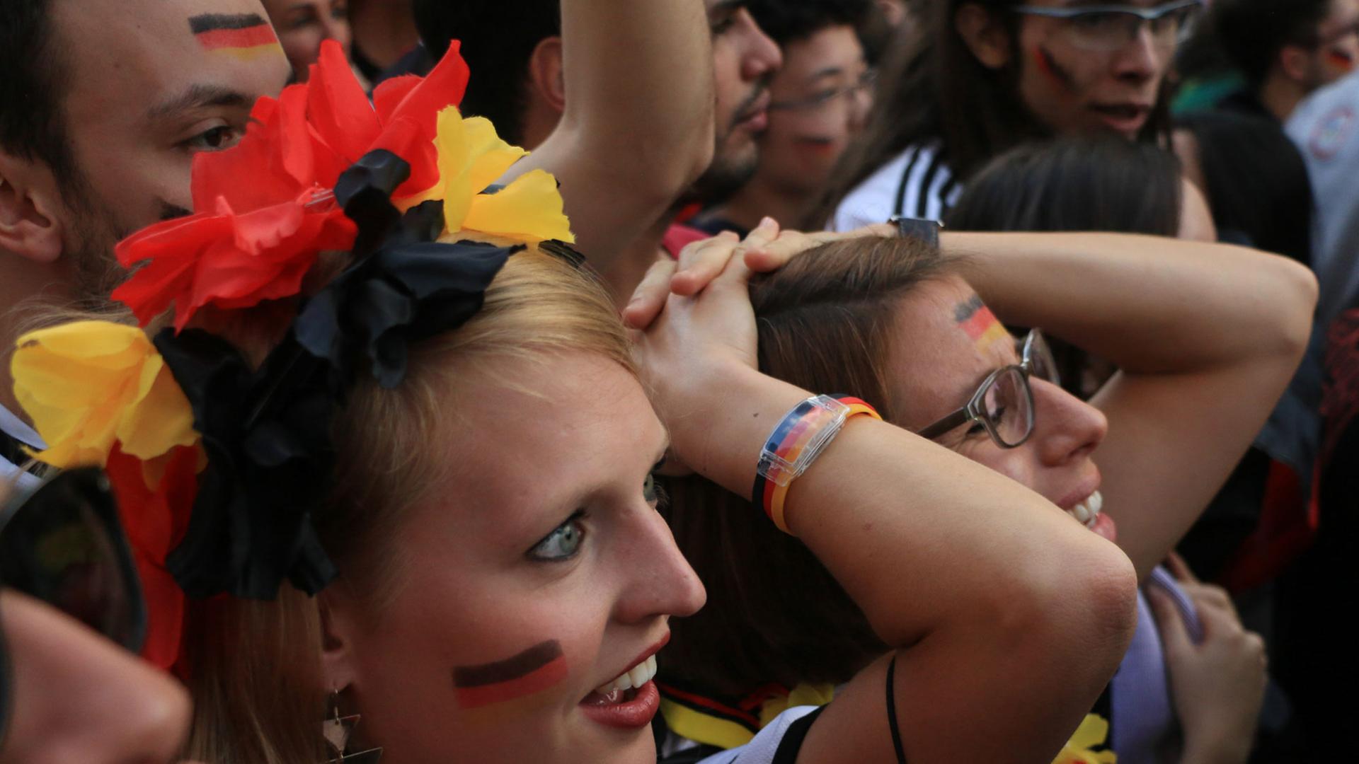 Fans der deutschen Mannschaft in Sao Paulo fiebern mit während des Finales um die Fußball-Weltmeisterschaft.
