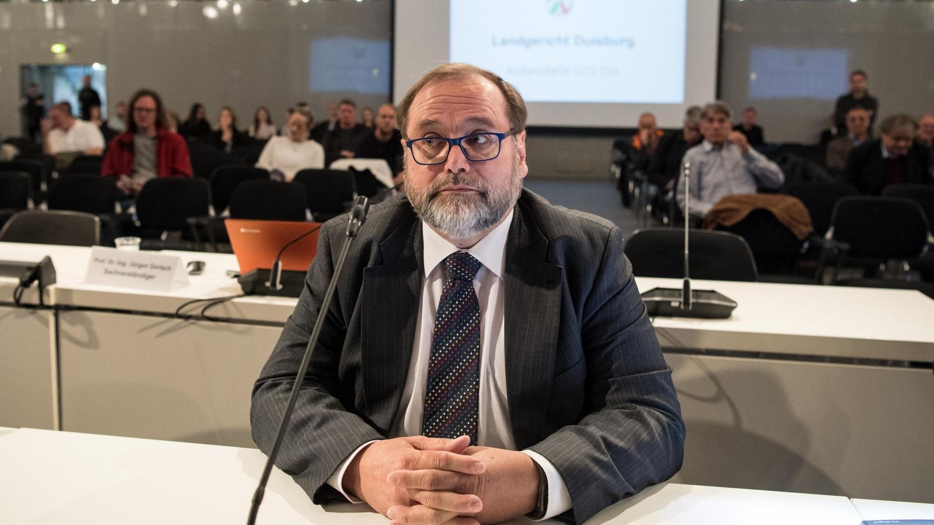 Adolf Sauerland, ehemaliger Oberbürgermeister von Duisburg, sitzt im Gerichtssaal des Loveparade-Prozesses in der Außenstelle des Landgerichts Duisburg. Adolf Sauerland, ehemaliger Oberbürgermeister von Duisburg, sitzt im Gerichtssaal des Loveparade-Prozesses in der Außenstelle des Landgerichts Duisburg.
