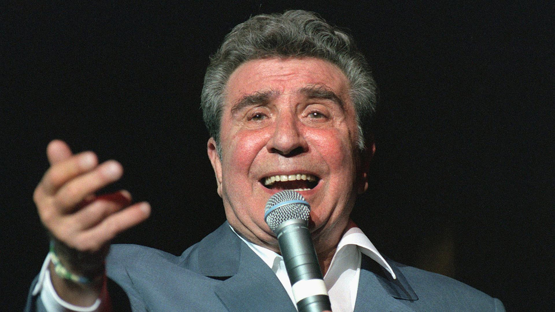 Der französische Chansonnier und Komponist Gilbert Bécaud. Der französische Chansonnier und Komponist Gilbert Bécaud.