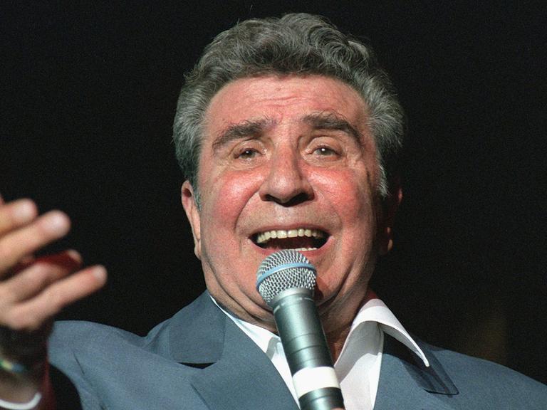 Der französische Chansonnier und Komponist Gilbert Bécaud.