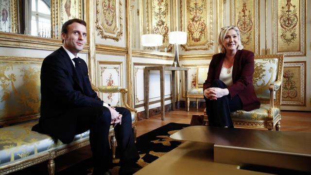 Frankreichs Präsident Emmanuel Macron während eines Treffens mit der Chefin des Rassemblement National, Marine Le Pen.