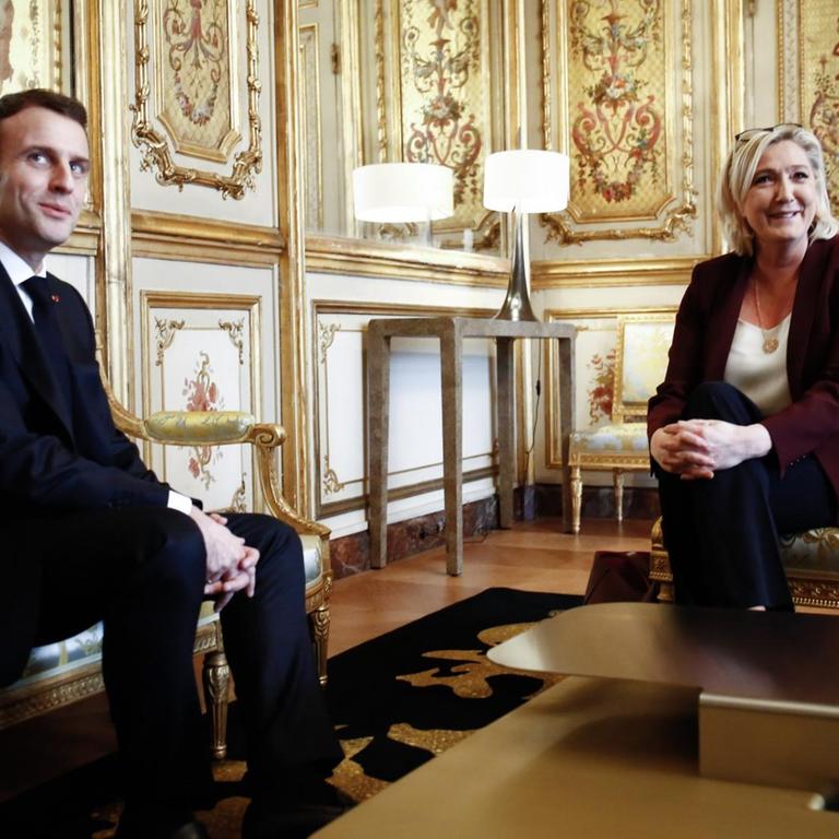 Frankreichs Präsident Emmanuel Macron während eines Treffens mit der Chefin des Rassemblement National, Marine Le Pen.