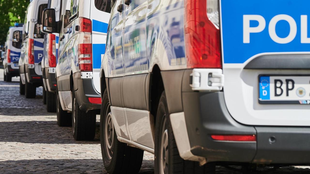 Polizeifahrzeuge mit Berliner Kennzeichen stehen hintereinander. Polizeifahrzeuge mit Berliner Kennzeichen stehen hintereinander.