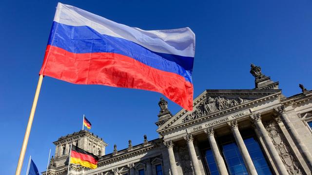 Tiergarten, Platz der Republik, Berlin, Vor dem Reichstag weht eine russische Flagge. |