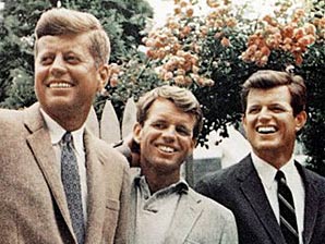 Die Brüder Kennedy: John F., Robert und Ted (v.l.n.r.) in Hyannis Port Die Brüder Kennedy: John F., Robert und Ted (v.l.n.r.) in Hyannis Port