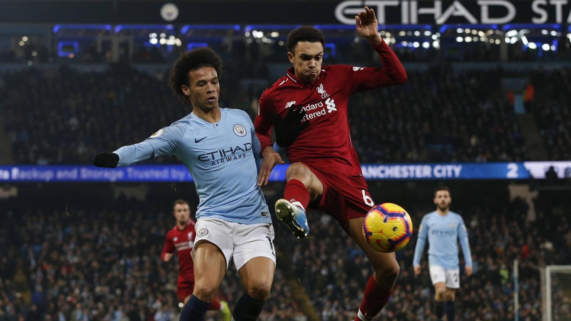 Leroy Sane von Manchester City (l.) kämpft gegen Trent Alexander-Arnold of Liverpool um den Ball während des Premier-League-Matchs im Etihad-Stadion, Manchester. Leroy Sane von Manchester City (l.) kämpft gegen Trent Alexander-Arnold of Liverpool um den Ball während des Premier-League-Matchs im Etihad-Stadion, Manchester.
