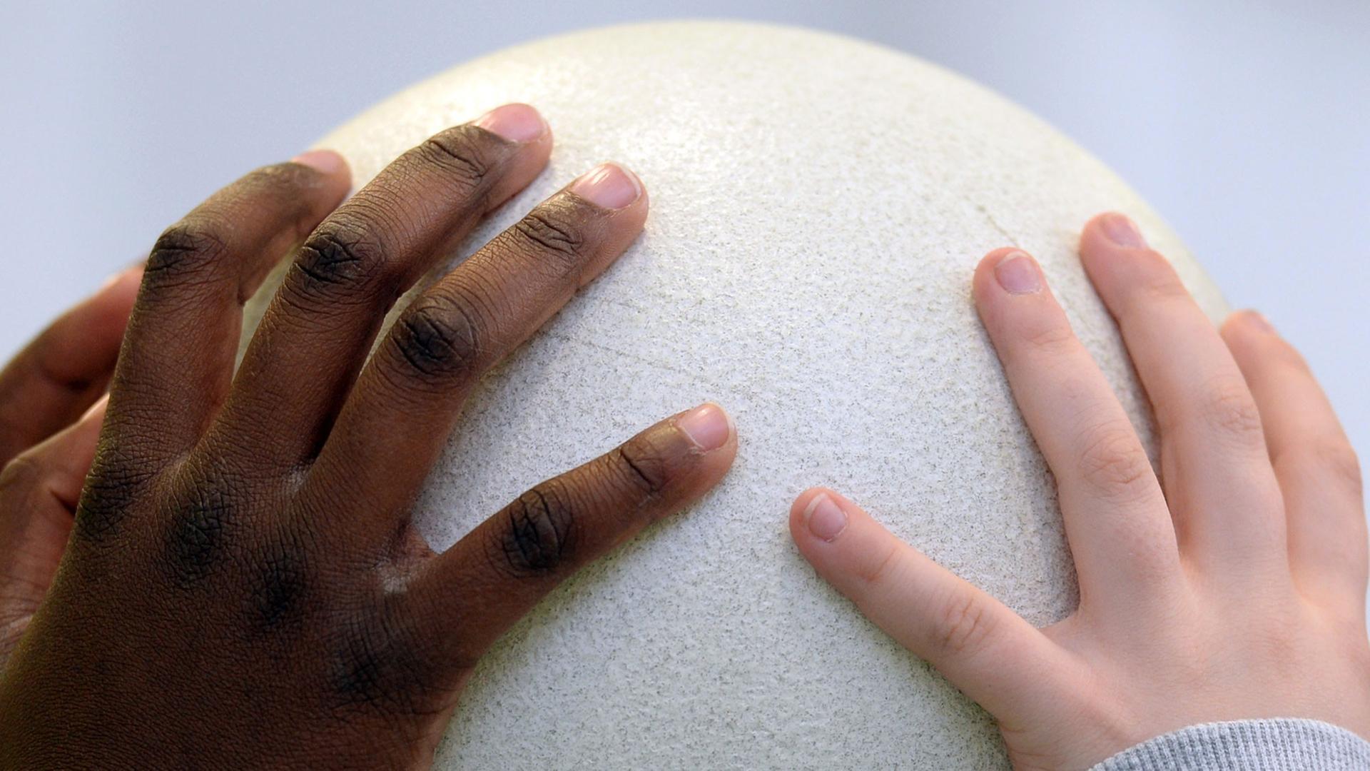 Flüchtlingskinder halten einen Ball in den Händen. Flüchtlingskinder halten einen Ball in den Händen.