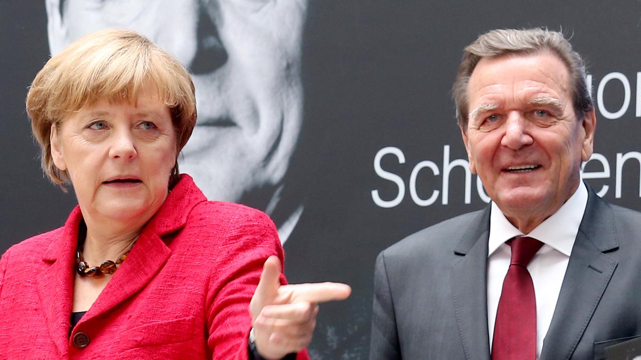 Bundeskanzlerin Angela Merkel und ihr Vorgänger Gerhard Schröder am 22.09.2015 in Berlin bei der Vorstellung der neuen Schröder-Biografie von Autor Gregor Schöllgen. Bundeskanzlerin Angela Merkel und ihr Vorgänger Gerhard Schröder am 22.09.2015 in Berlin bei der Vorstellung der neuen Schröder-Biografie von Autor Gregor Schöllgen.