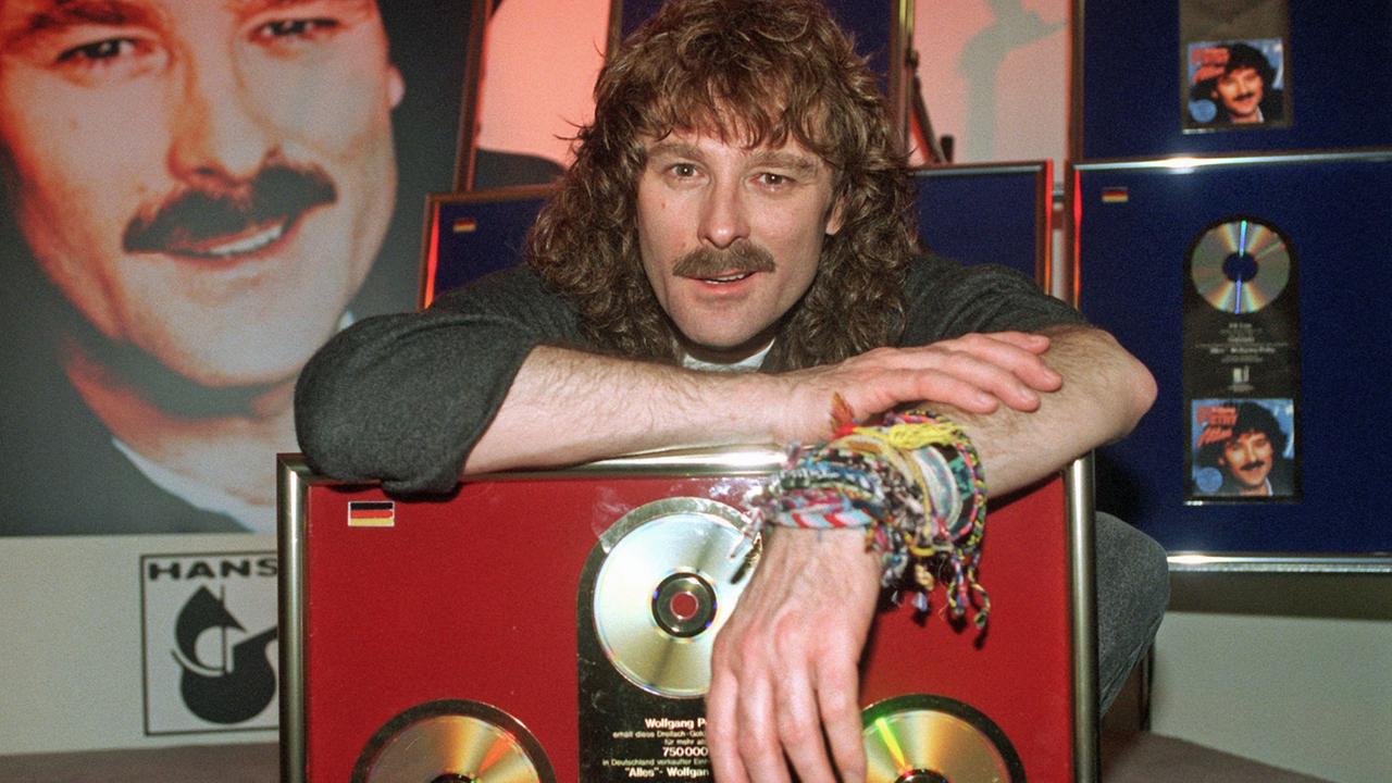 Schlagerstar Wolfgang Petry präsentiert am 24.1.1997 in Essen eine Platin- und drei goldene Schallplatten, mit denen er für sein Album "Alles" und die Auskopplung "Die längste Single der Welt" ausgezeichnet wurde.
Schlagerstar Wolfgang Petry präsentiert am 24.1.1997 in Essen eine Platin- und drei goldene Schallplatten, mit denen er für sein Album "Alles" und die Auskopplung "Die längste Single der Welt" ausgezeichnet wurde.