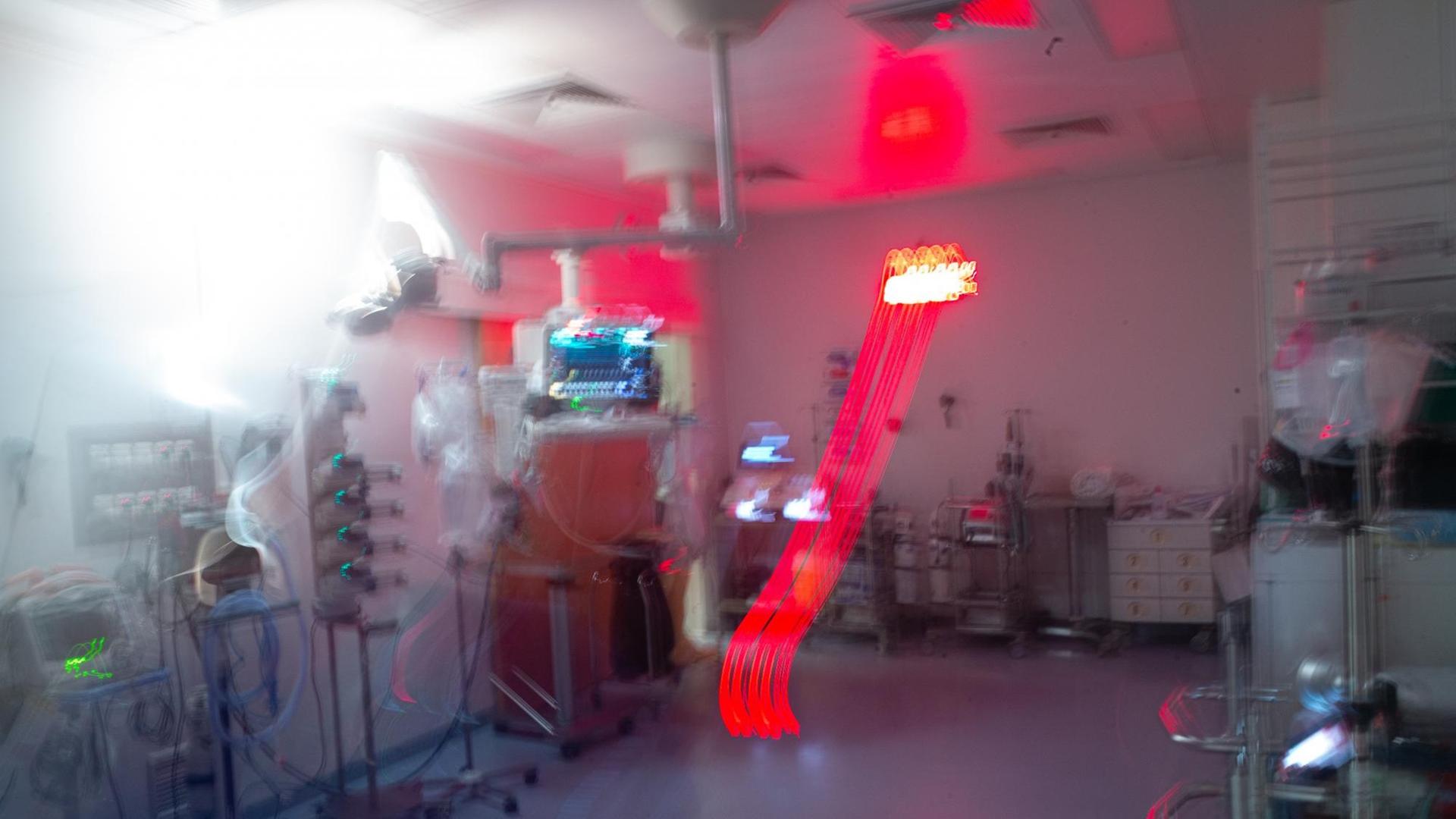 Filmszene aus der Dokumentation "Charité intensiv". Das Foto in verschischter Ästhetik ein Behandlungszimmer auf der Intensivstation. Filmszene aus der Dokumentation "Charité intensiv". Das Foto in verschischter Ästhetik ein Behandlungszimmer auf der Intensivstation.