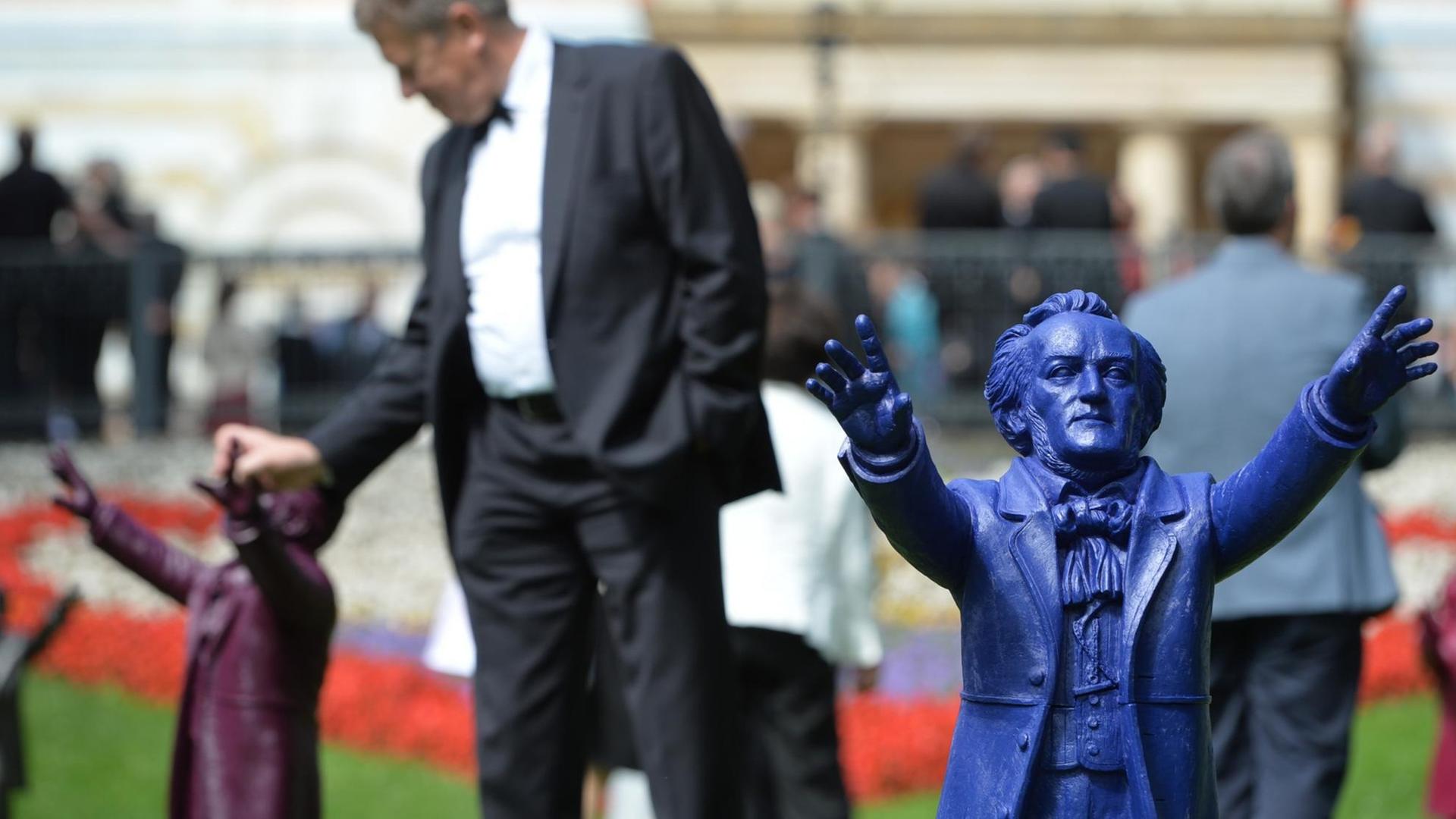 Kleine bunte Richard Wagner Figuren bevölkern das Gelände der Bayreuther-Festspiele 2014.