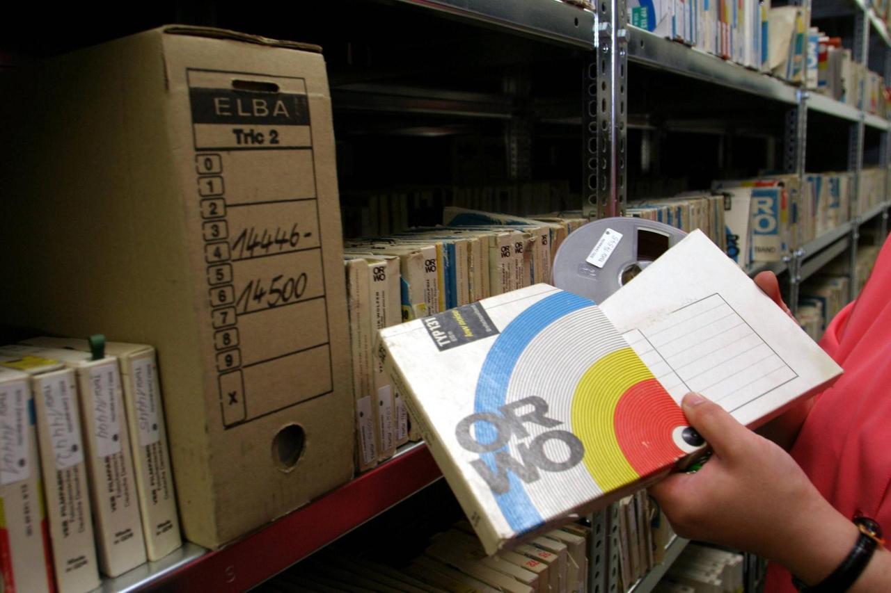 Eine alte ORWO-Filmrolle aus den Beständen des -Archivs der Bundesbeauftragten für die Unterlagen des Staatssicherheitsdienstes der ehemaligen DDR- in Berlin Eine alte ORWO-Filmrolle aus den Beständen des -Archivs der Bundesbeauftragten für die Unterlagen des Staatssicherheitsdienstes der ehemaligen DDR- in Berlin