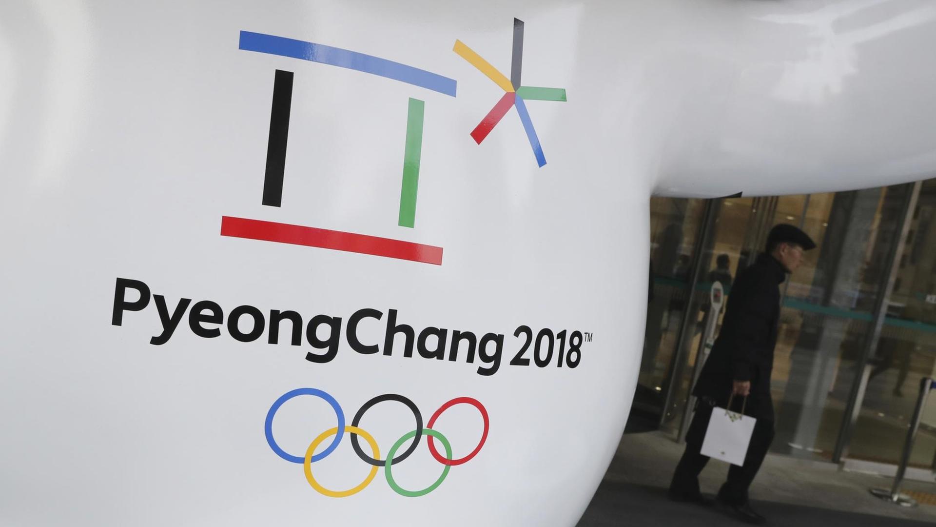 Das offizielle Logo der Olympischen Winterspiele 2018 in Pyeongchang, aufgenommen in Seoul (Südkorea) Lee Jin-Man Das offizielle Logo der Olympischen Winterspiele 2018 in Pyeongchang, aufgenommen in Seoul (Südkorea) Lee Jin-Man
