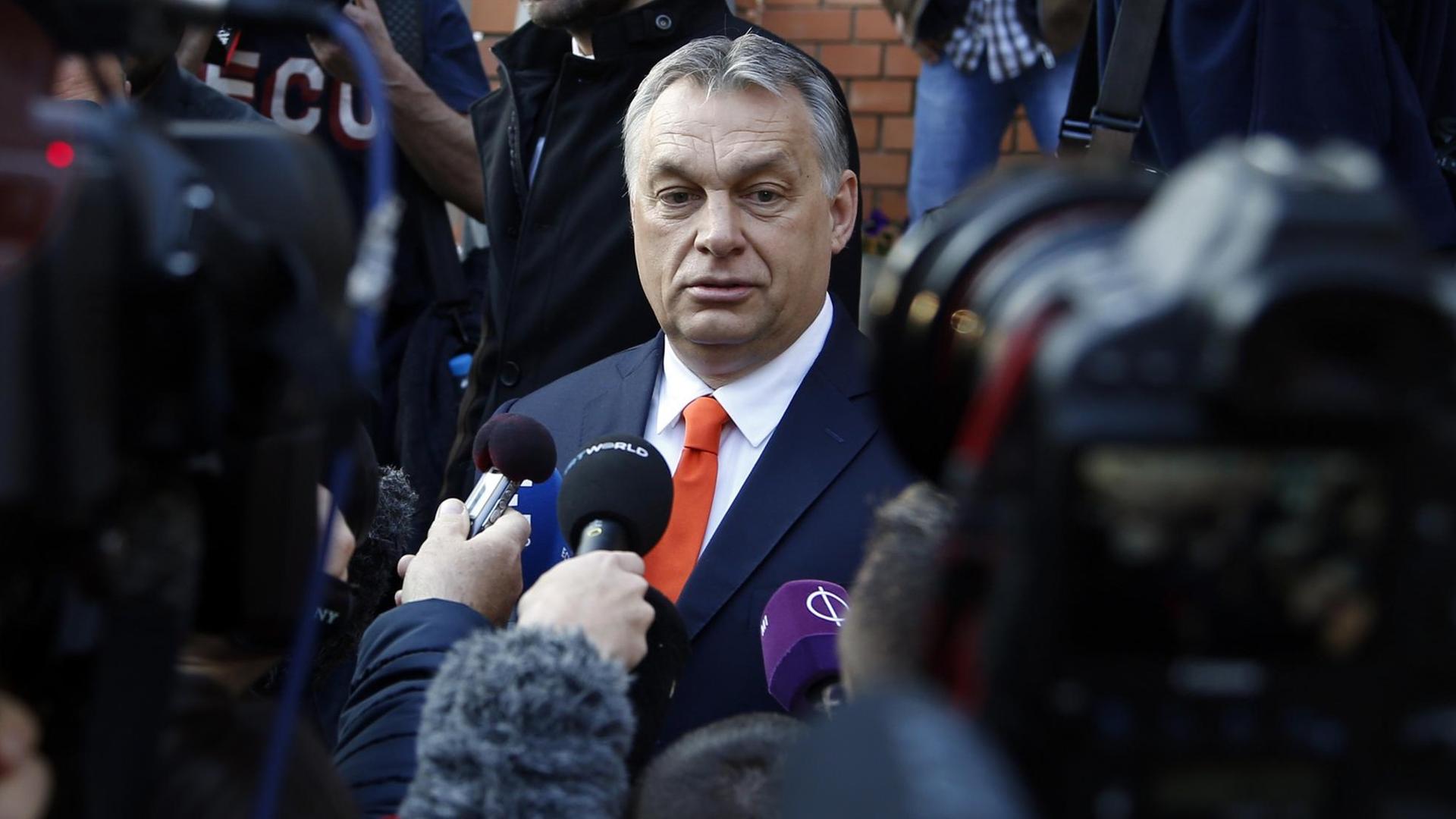 Der ungarische Ministerpräsident Viktor Orbán spricht in Budapest am 8. April 2018 anlässlich der Parlamentswahl mit Journalisten. Der ungarische Ministerpräsident Viktor Orbán spricht in Budapest am 8. April 2018 anlässlich der Parlamentswahl mit Journalisten.