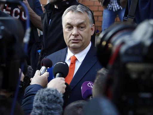 Der ungarische Ministerpräsident Viktor Orbán spricht in Budapest am 8. April 2018 anlässlich der Parlamentswahl mit Journalisten.