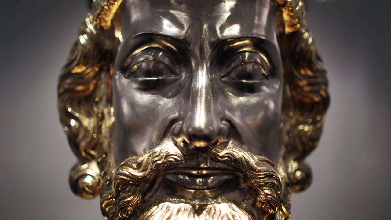 Die Büste Karls des Großen, zu sehen in der Aachener Domschatzkammer im Rahmen der Ausstellung "Karl der Große, Macht, Kunst, Schätze" (2014). Die Büste Karls des Großen, zu sehen in der Aachener Domschatzkammer im Rahmen der Ausstellung "Karl der Große, Macht, Kunst, Schätze" (2014).