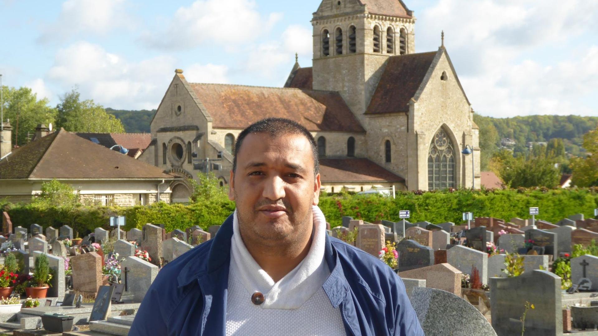 In Frankreich wollen immer mehr Muslime islamkonform bestattet werden. Die wenigsten Friedhöfe sind darauf vorbereitet. Moschee-Direktor Abdelaziz El Jaouhari will die Bürgermeister überzeugen, in Zukunft auch muslimische Grabfelder anzulegen. Der Staat befürwortet dies. In Frankreich wollen immer mehr Muslime islamkonform bestattet werden. Die wenigsten Friedhöfe sind darauf vorbereitet. Moschee-Direktor Abdelaziz El Jaouhari will die Bürgermeister überzeugen, in Zukunft auch muslimische Grabfelder anzulegen. Der Staat befürwortet dies.
