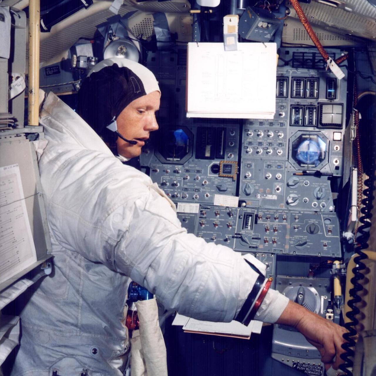 Commander Neil Armstrong (19.06.1069) beim Flugtraining in dem Mondkapsel-Simulator im Trainingsgebäude im Kennedy Space Center. Commander Neil Armstrong (19.06.1069) beim Flugtraining in dem Mondkapsel-Simulator im Trainingsgebäude im Kennedy Space Center.