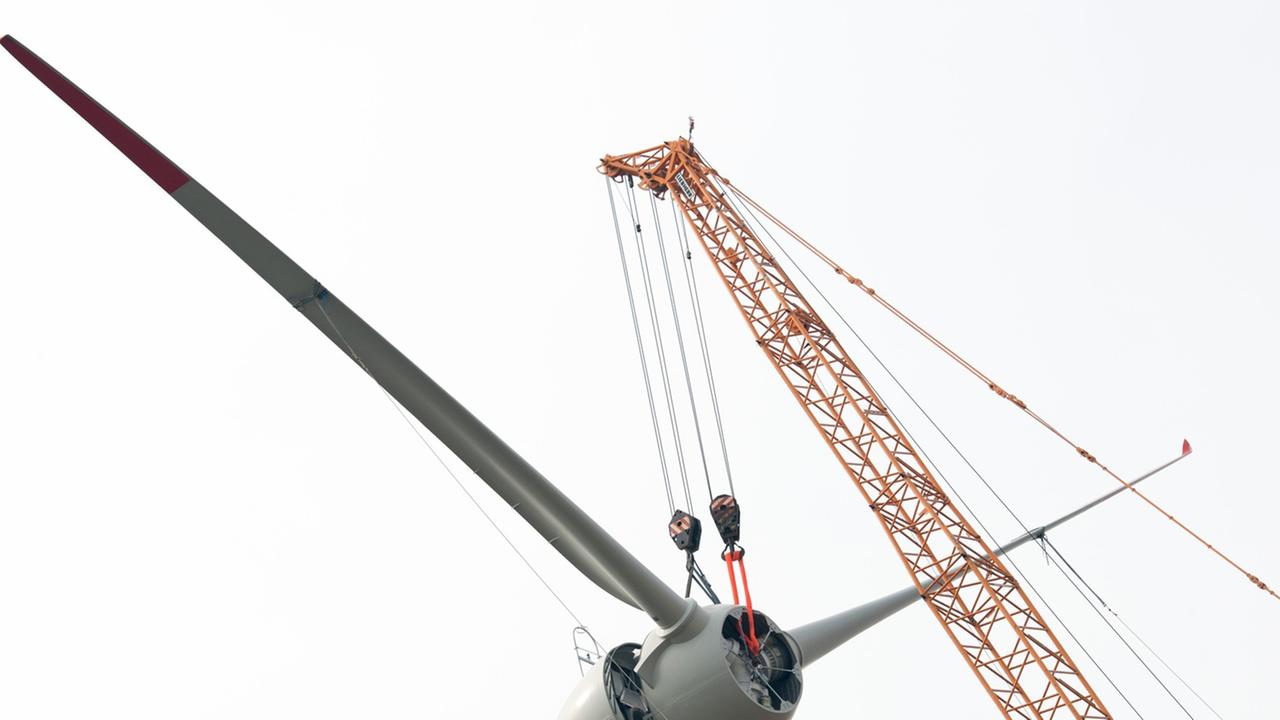 Der Propeller eines Windrades wird am 31.03.2014 nahe Visselhövede (Niedersachsen) montiert. Der Propeller eines Windrades wird am 31.03.2014 nahe Visselhövede (Niedersachsen) montiert.
