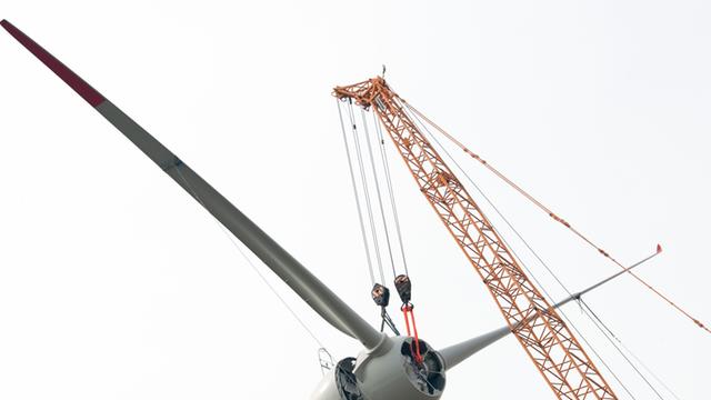 Der Propeller eines Windrades wird am 31.03.2014 nahe Visselhövede (Niedersachsen) montiert.