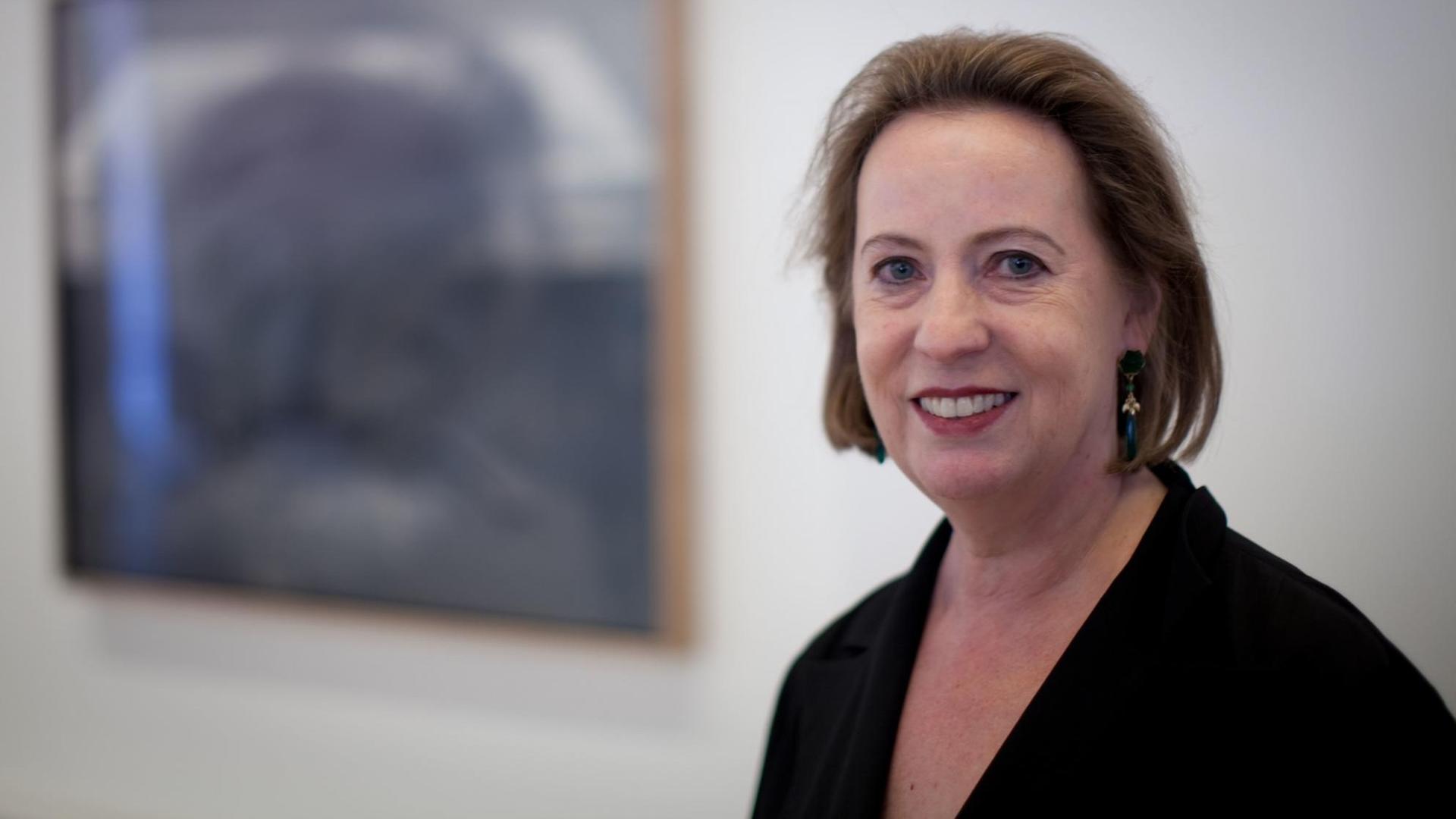 Die ehemalige Kultur-Staatsministerin Christina Weiss steht in der Neuen Nationalgalerie in Berlin vor einem Gemälde von Gerhard Richter. Die ehemalige Kultur-Staatsministerin Christina Weiss steht in der Neuen Nationalgalerie in Berlin vor einem Gemälde von Gerhard Richter.