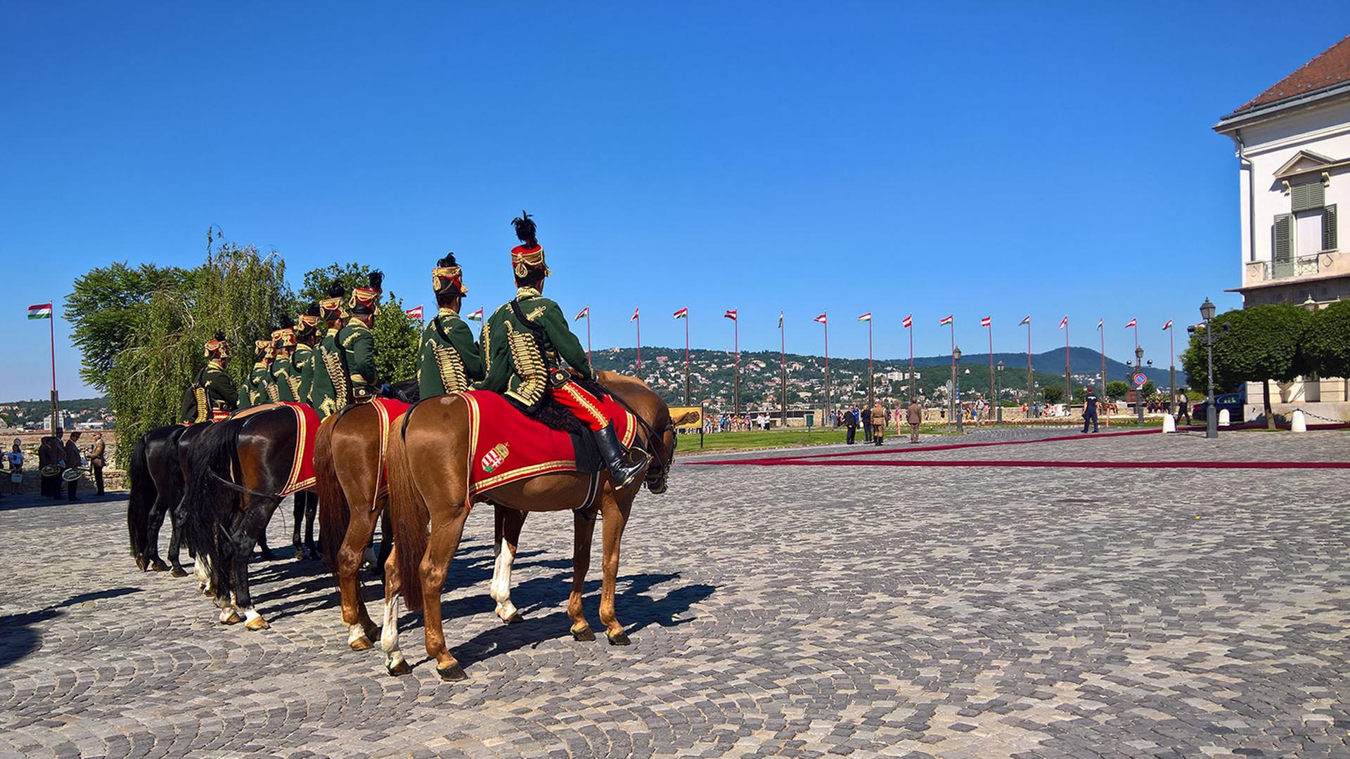 Wachablösung vor dem Sándor Palais in Budapest Wachablösung vor dem Sándor Palais in Budapest