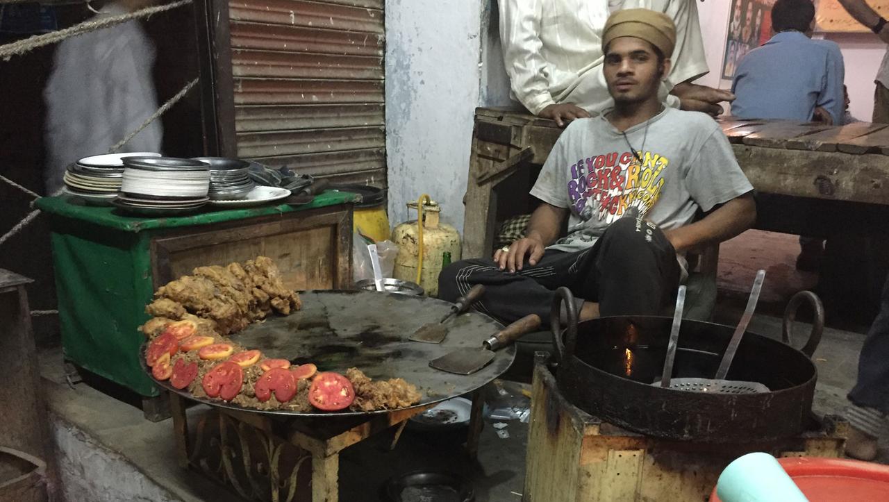 Ein Fleischverkäufer am Shah-Jamal-Schrein in Lahore. Ein Fleischverkäufer am Shah-Jamal-Schrein in Lahore.