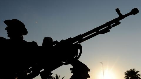 Ein libyscher Rebell steht am Samstag (02.04.2011) in Bengasi hinter seinem schweren Maschinengewehr. 02.04.2011