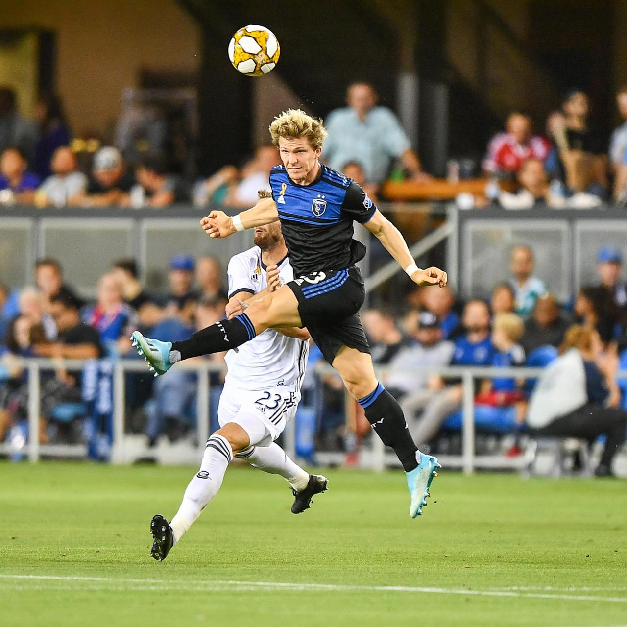 Florian Jungwirth, Verteidiger von San Jose Earthquakes, köpft im MLS-Spiel gegen Philadelphia Union den Ball. Florian Jungwirth, Verteidiger von San Jose Earthquakes, köpft im MLS-Spiel gegen Philadelphia Union den Ball.