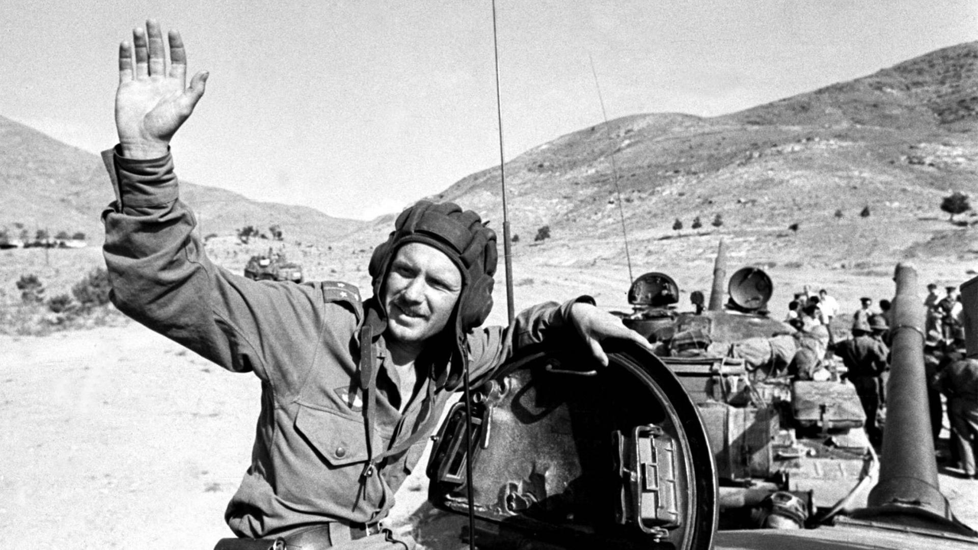 Ein Sowjetsoldat winkt von einem Panzer, während des Abzugs aus Afghanistan. Ein Sowjetsoldat winkt von einem Panzer, während des Abzugs aus Afghanistan.