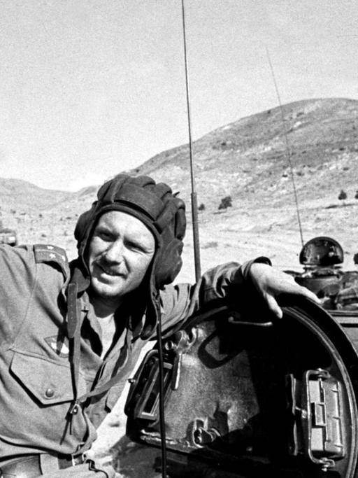 Ein Sowjetsoldat winkt von einem Panzer, während des Abzugs aus Afghanistan.