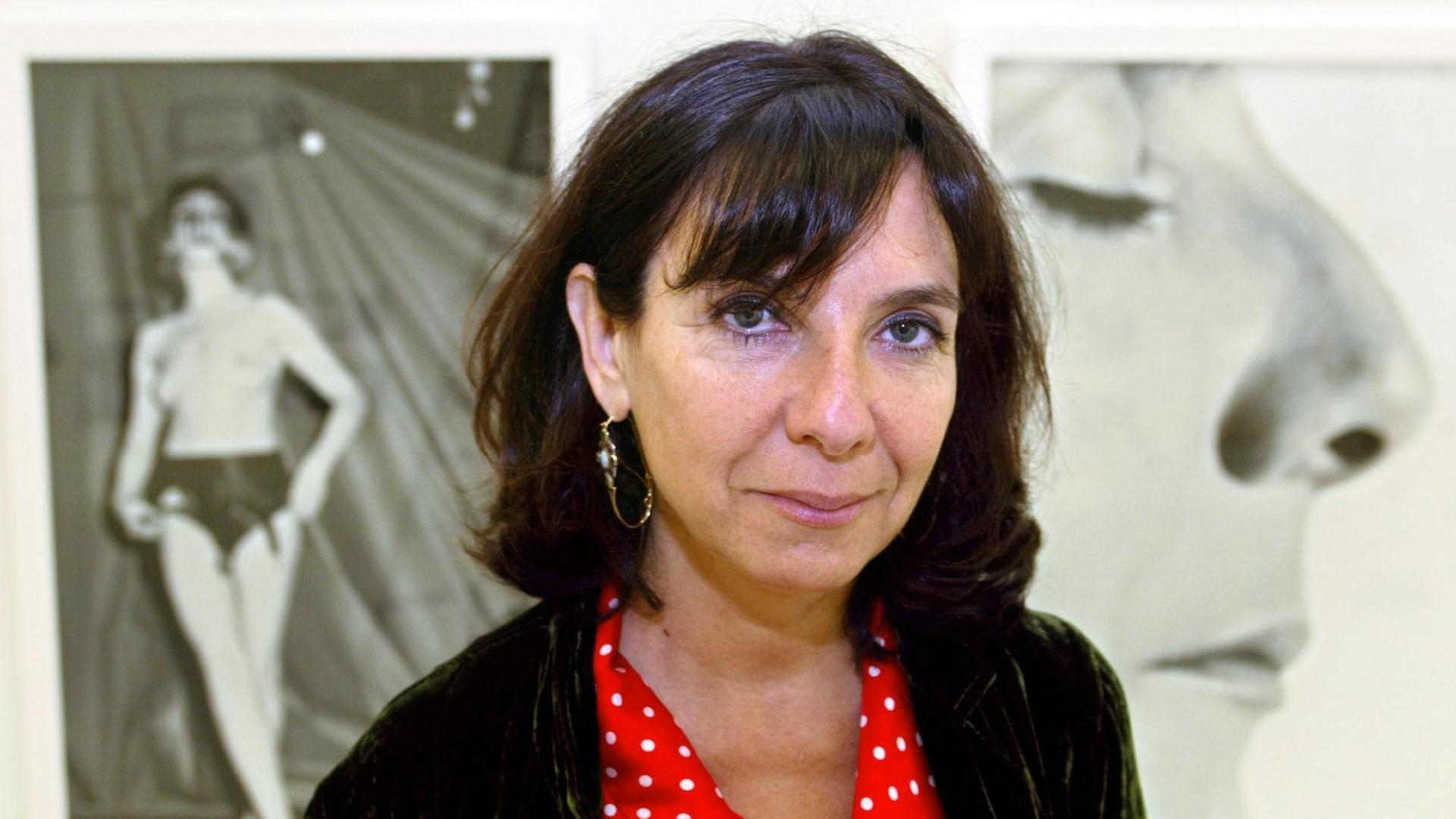 Die Foto-Künstlerin Sophie Calle steht am 28.6.2002 in ihrer Fotoaustellung im Sprengel Museum in Hannover. Die Foto-Künstlerin Sophie Calle steht am 28.6.2002 in ihrer Fotoaustellung im Sprengel Museum in Hannover.