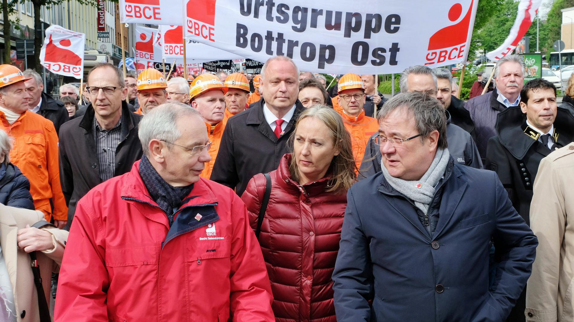 Zentrale Mai-Kundgebung des Deutschen Gewerkschaftsbundes (DGB) für Nordrhein-Westfalen am 1. Mai 2018. in Bottrop (v.l.): Michael Vassiliadis (Vorsitzender IG BCE), Anja Weber (Vorsitzende DGB NRW) und Armin Laschet (CDU, Ministerpraesident NRW) Zentrale Mai-Kundgebung des Deutschen Gewerkschaftsbundes (DGB) für Nordrhein-Westfalen am 1. Mai 2018. in Bottrop (v.l.): Michael Vassiliadis (Vorsitzender IG BCE), Anja Weber (Vorsitzende DGB NRW) und Armin Laschet (CDU, Ministerpraesident NRW)