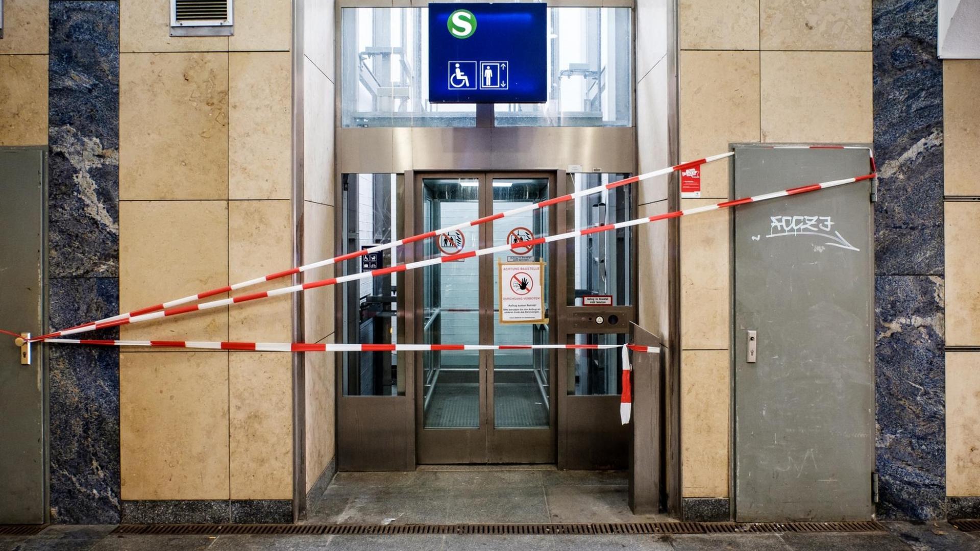 Absperrband vor einem Aufzug in der Berliner S-Bahn.