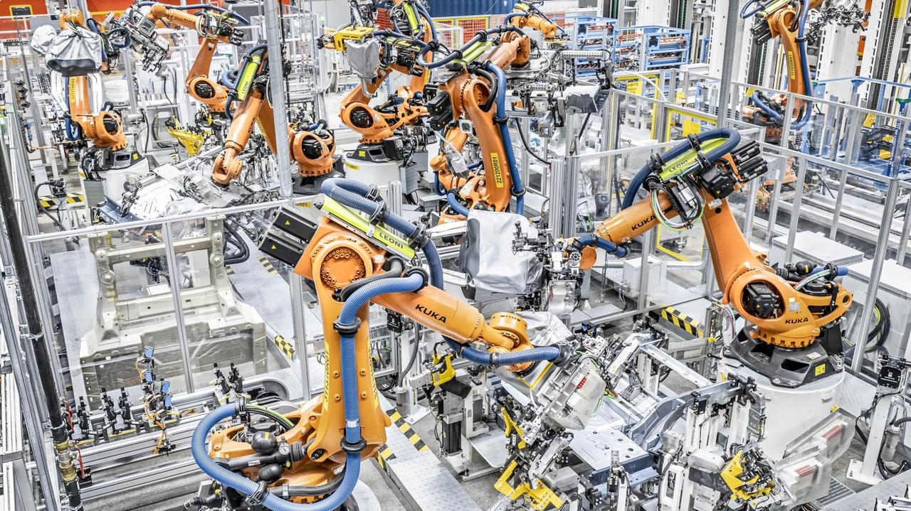 Aufsicht auf komplexe Roboter in der Fertigungshalle von VW Zwickau.