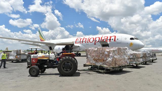 Eine Frachtflugzeug der Ethiopian Airlines wird am Flughafen in Nairobi entladen